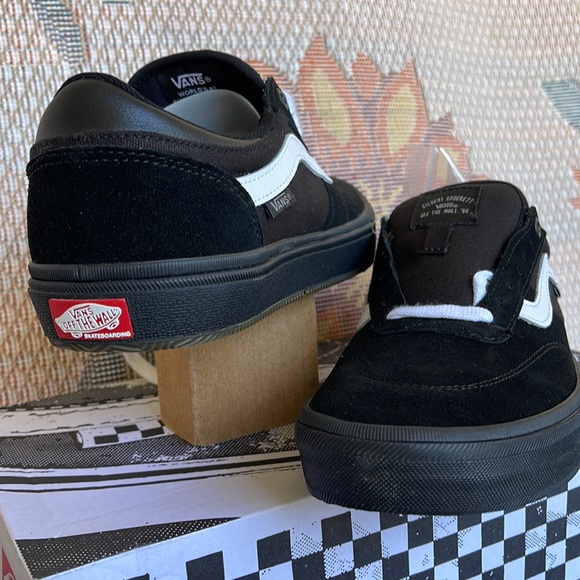 Vans Men’s Gilbert Crockett
Blackout
VN0A5JIF10J
Sneakers - Picture 10 of 16